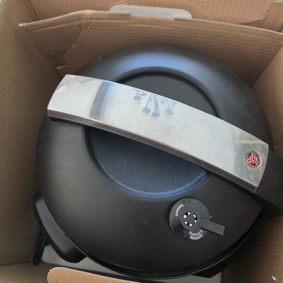 Cuisinart 6-Quart Pressure Cooker - Picture 2 of 5